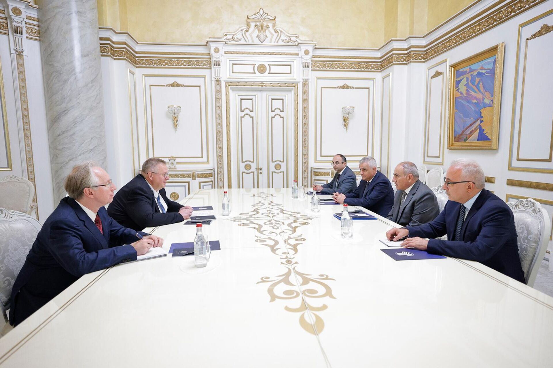 Премьер-министр Никол Пашинян принял вице-премьера РФ Алексея Оверчука (20 августа 2025). Еревaн - Sputnik Արմենիա, 1920, 20.08.2025