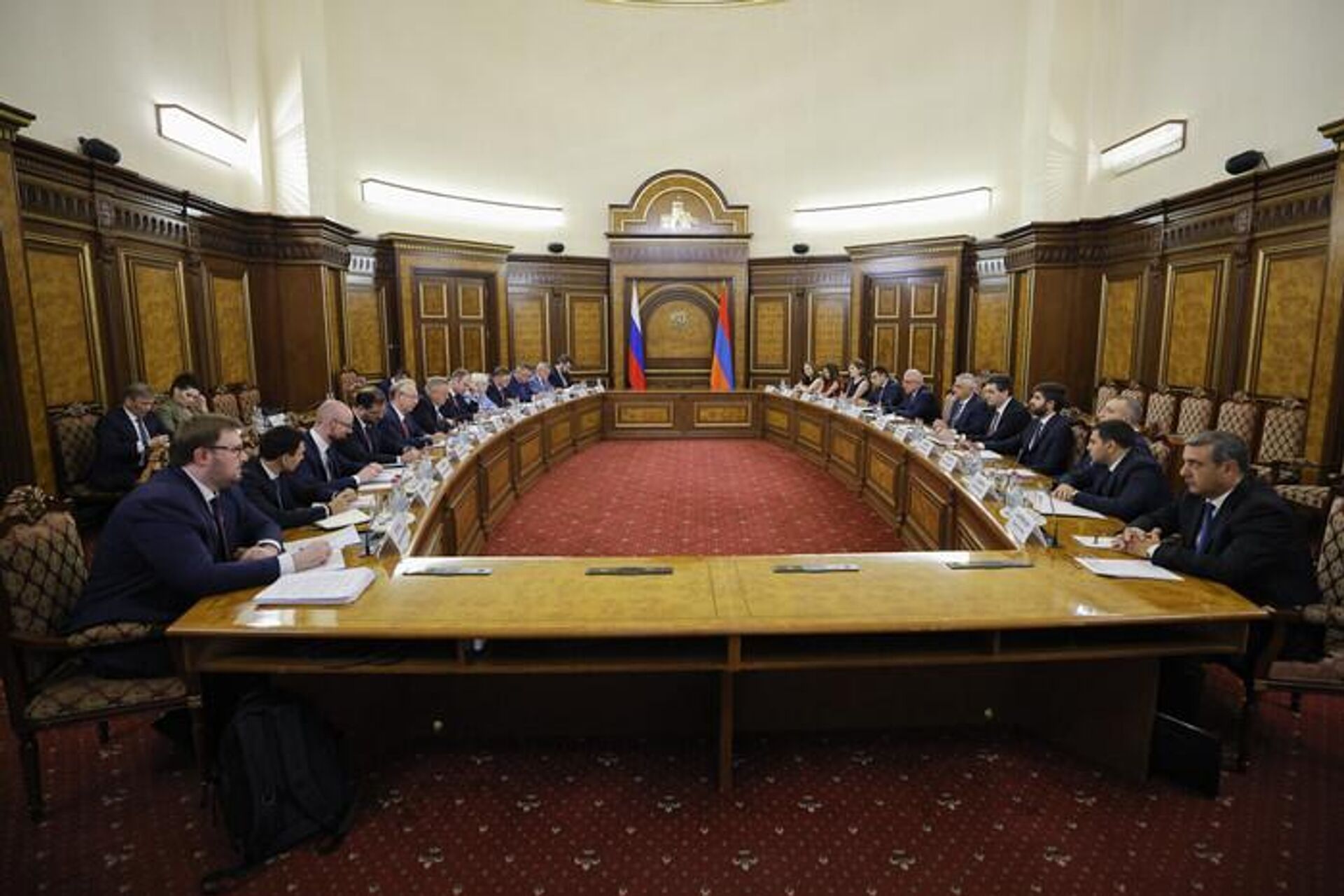 Зампредседателя правительства Мгер Григорян принял зампредседателя правительства РФ Алексея Оверчука (20 августа 2025). Ереван - Sputnik Արմենիա, 1920, 20.08.2025