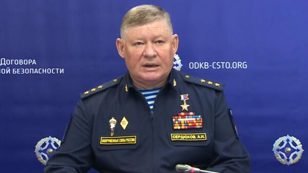 Начальник Объединенного штаба Организации Договора о коллективной безопасности Андрей Сердюков проводит брифинг (21 августа 2025). Еревaн - Sputnik Армения