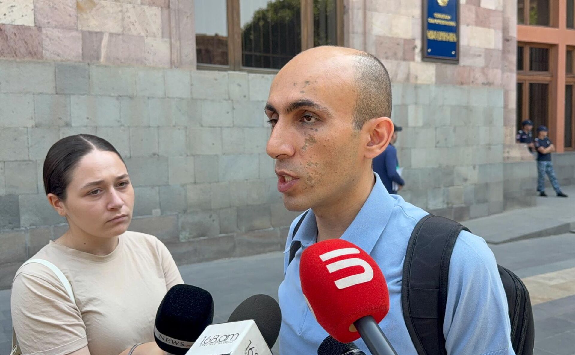 Артак Бегларян общается с прессой на площади Республики (21 августа 2025). Еревaн - Sputnik Արմենիա, 1920, 21.08.2025