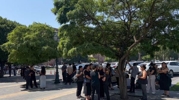 Акция родных без вести пропавших и пленных карабахцев на площади Республики (21 августа 2025). Еревaн - Sputnik Армения