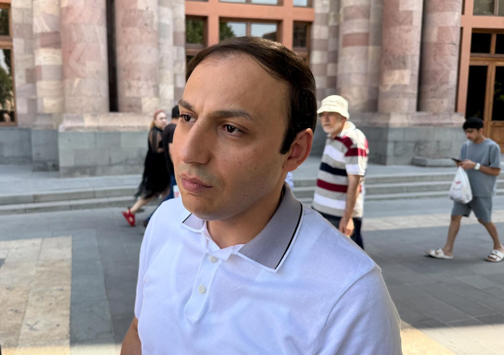 Экс-омбудсмен Арцаха Гегам Степанян общается с прессой на площади Республики (21 августа 2025). Еревaн - Sputnik Армения, 1920, 21.08.2025