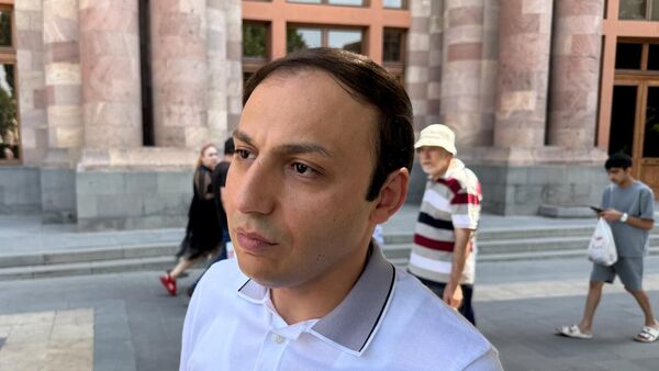 Экс-омбудсмен Арцаха Гегам Степанян общается с прессой на площади Республики (21 августа 2025). Еревaн - Sputnik Армения