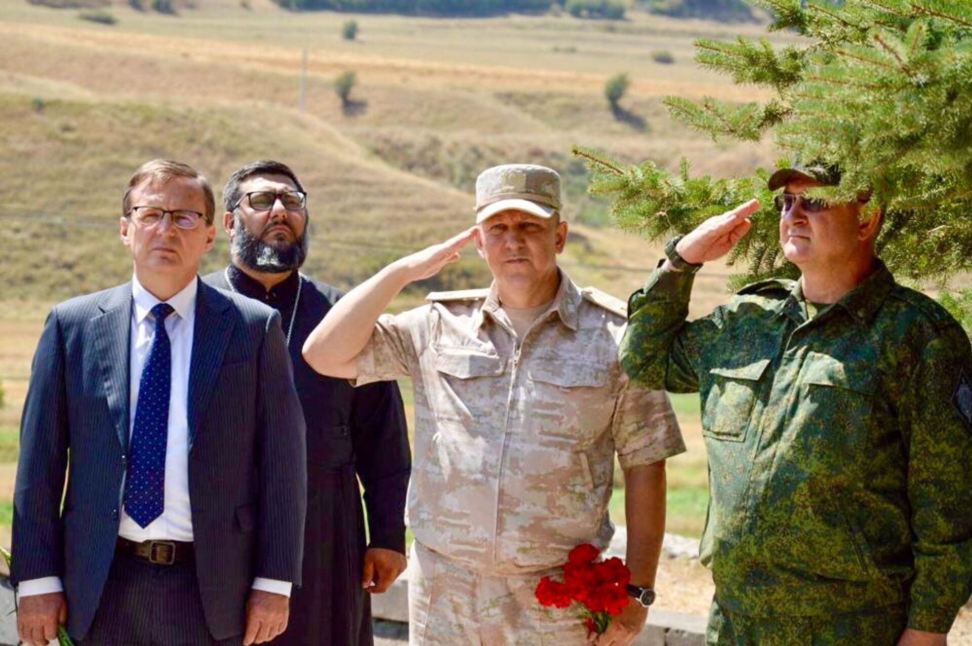 Военнослужащие военной базы ЮВО в Армении почтили память воинов, бессмертного отряда майора Монтрезора - Sputnik Արմենիա, 1920, 21.08.2025