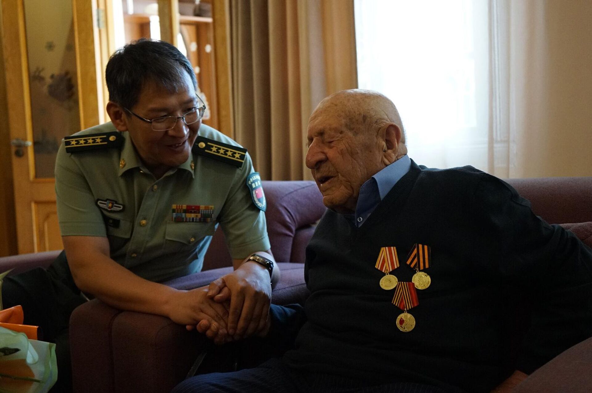 Посол Китая в Армении Ли Синвэй и военный атташе посольства погостили у ветеранов Второй мировой войны, сражавшихся на Северо-Востоке Китая - Sputnik Արմենիա, 1920, 21.08.2025