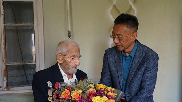 Չինաստանի դեսպանատնից այցելել են 103-ամյա հայ վետերաններին - Sputnik Արմենիա