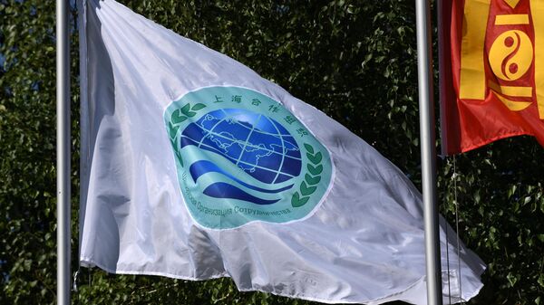 Флаг с эмблемой саммита ШОС перед началом заседания Совета глав государств - членов Шанхайской организации сотрудничества (14 июня 2019). Бишкек - Sputnik Армения