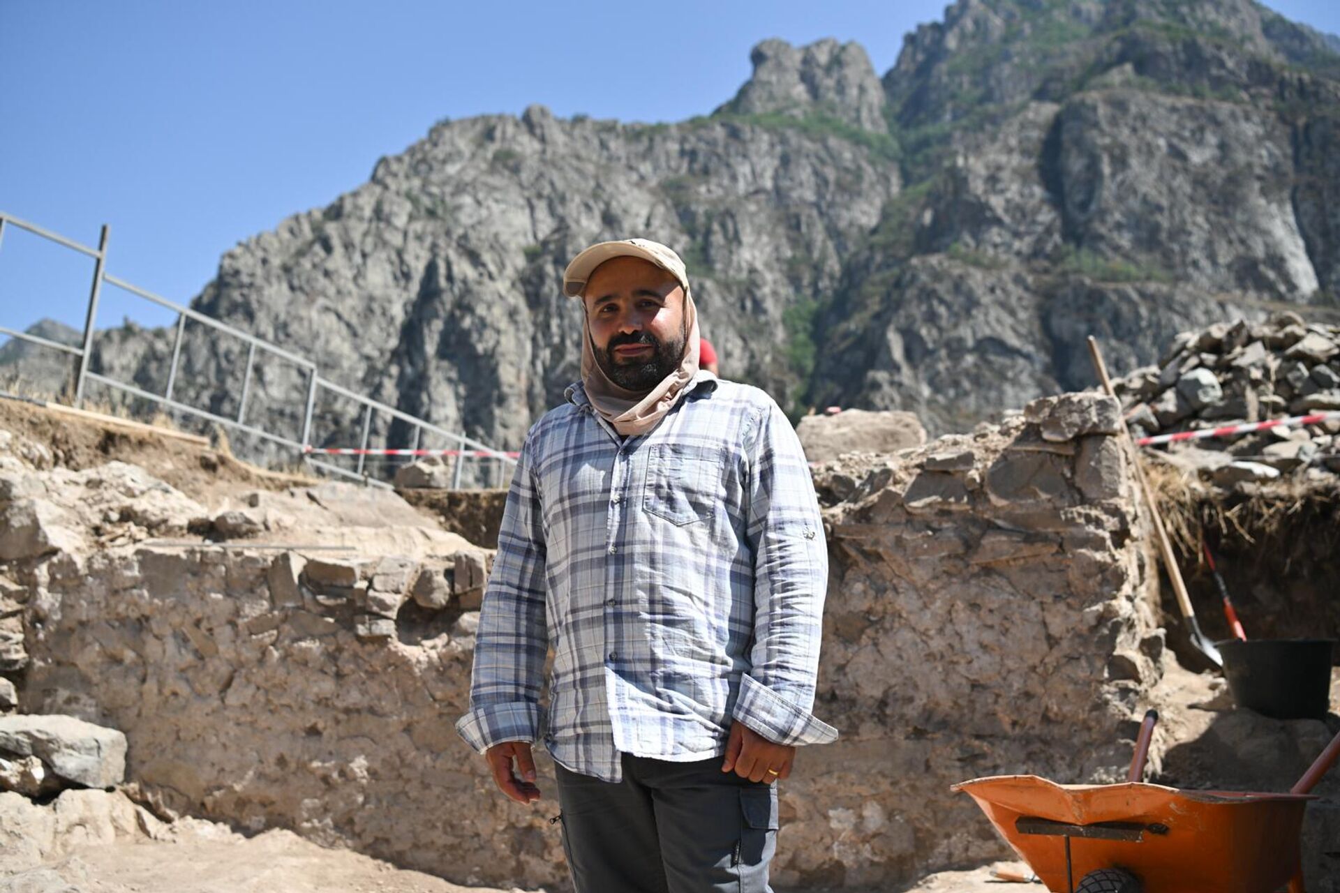 Археолог Аветис Григорян на раскопках в крепости Багаберд в Сюнике - Sputnik Արմենիա, 1920, 22.08.2025