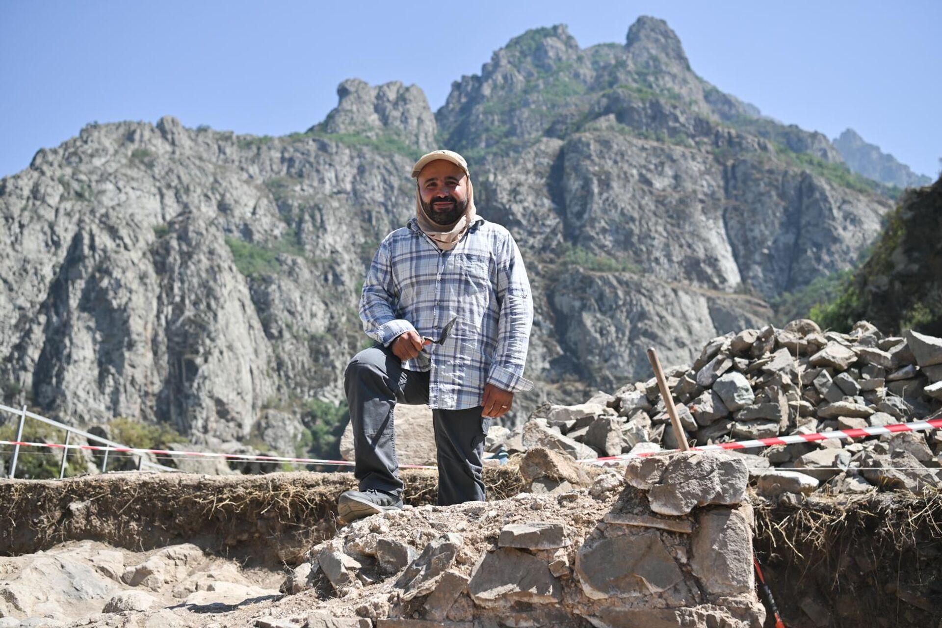 Археолог Аветис Григорян на раскопках в крепости Багаберд в Сюнике - Sputnik Армения, 1920, 22.08.2025