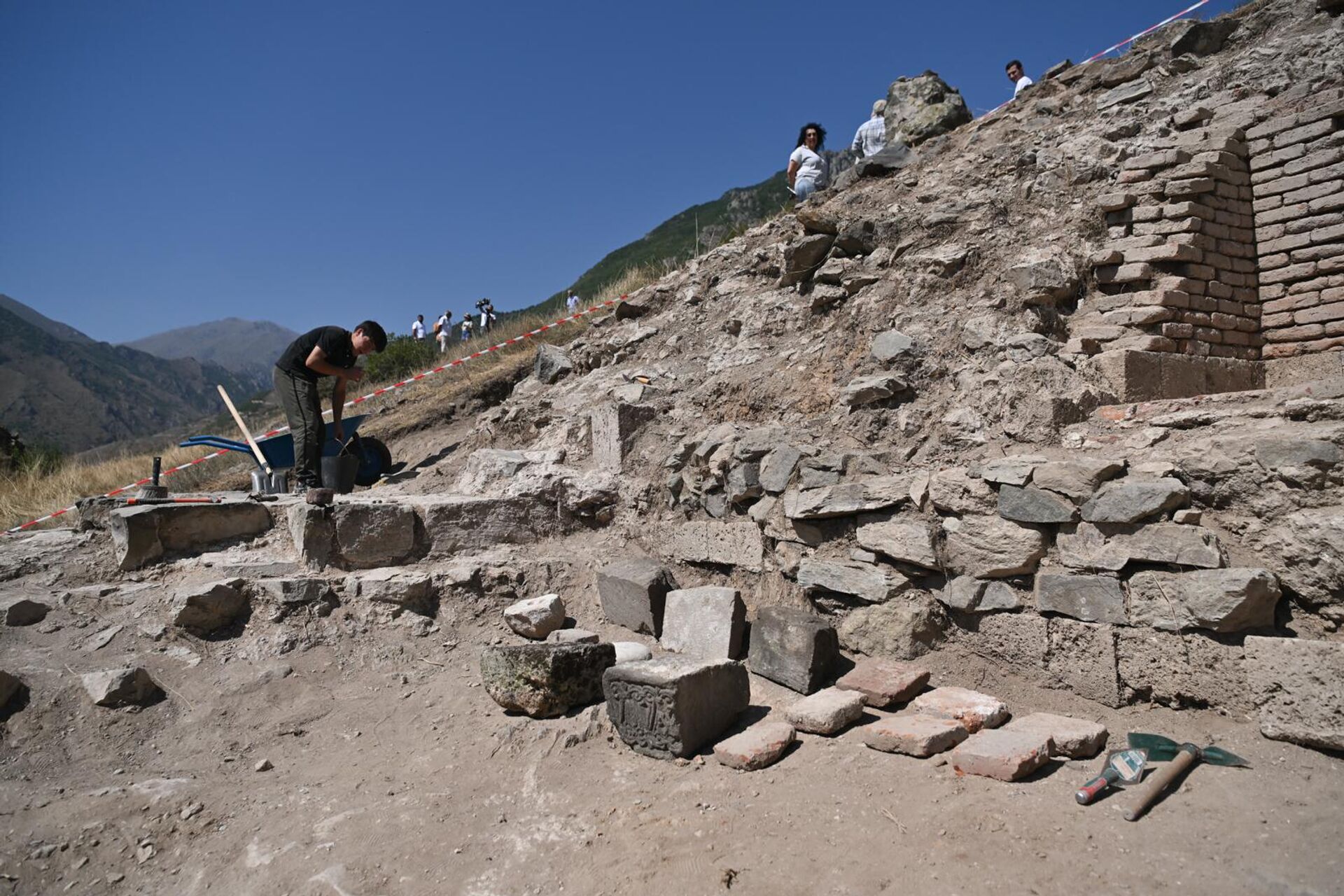 Раскопки в крепости Багаберд в Сюнике - Sputnik Армения, 1920, 22.08.2025