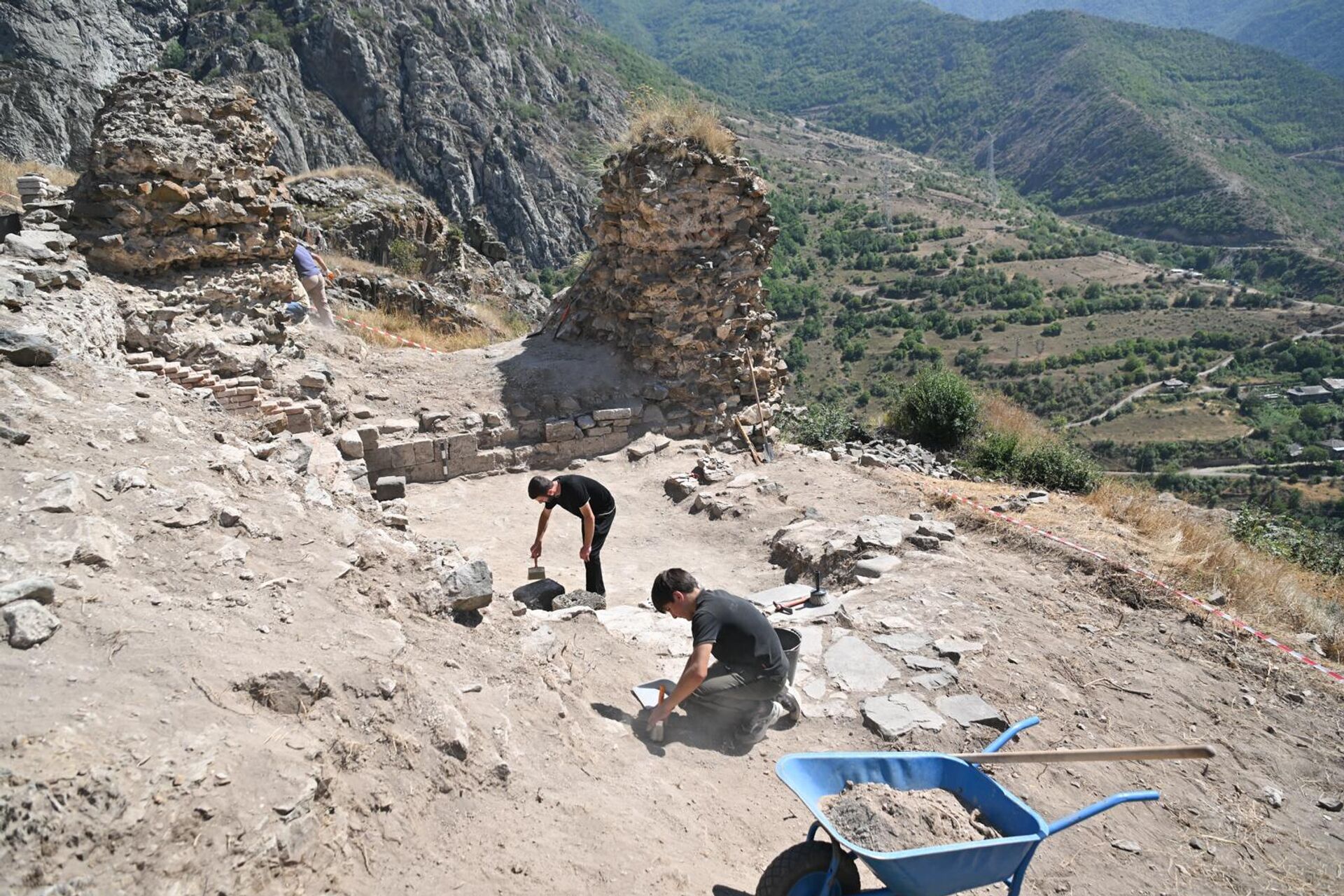 Раскопки в крепости Багаберд в Сюнике - Sputnik Արմենիա, 1920, 22.08.2025