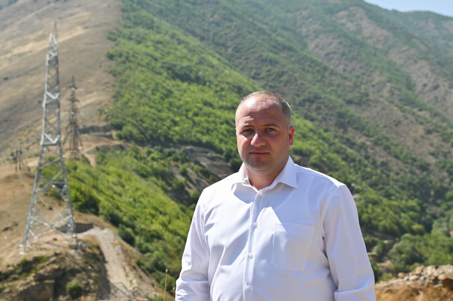 Директор ГНКО по охране памятников Армен Ованнисян на раскопках в крепости Багаберд в Сюнике - Sputnik Армения, 1920, 26.08.2025