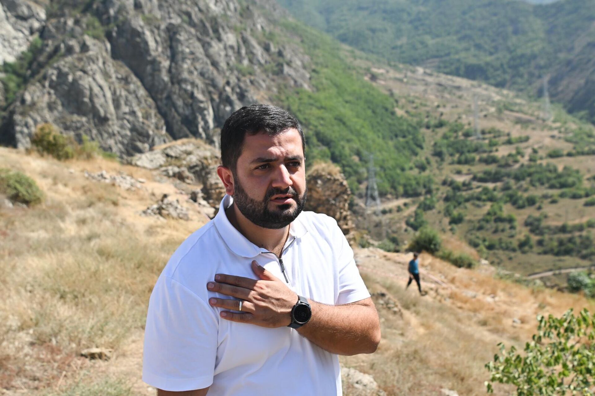 Депутат ГД Давид Даниелян на раскопках в крепости Багаберд в Сюнике - Sputnik Армения, 1920, 30.08.2025