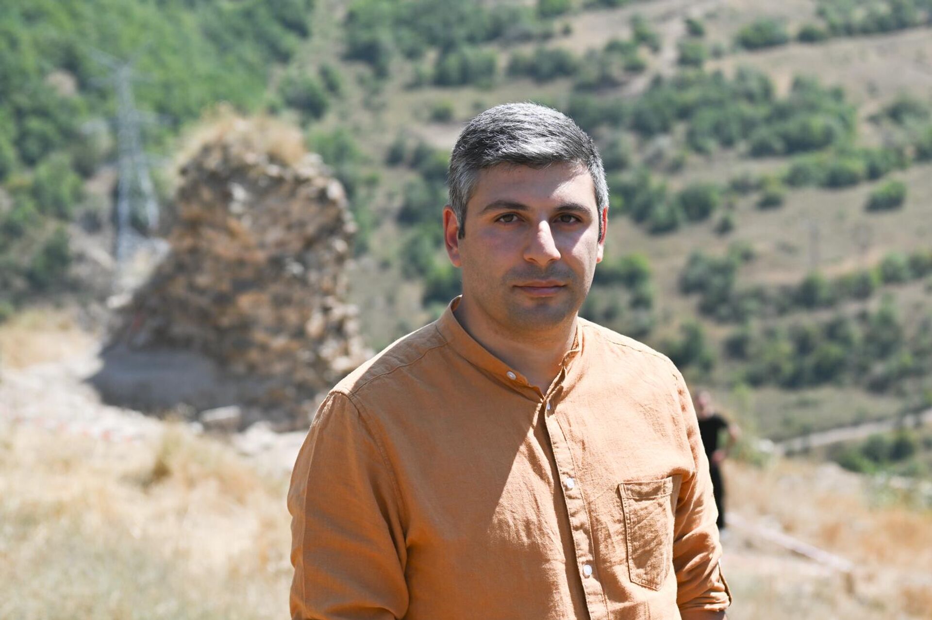 Начальник Управления охраны историко-культурных памятников Министерства ОНКС Арутюн Ванян на раскопках в крепости Багаберд в Сюнике - Sputnik Армения, 1920, 26.08.2025