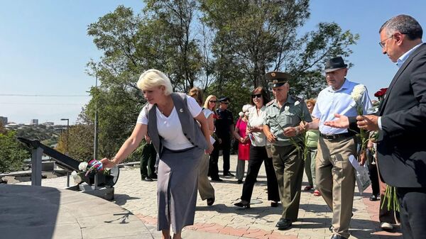 Ծովակալ Իսակովի 131-ամյակն է․ Երևանում նրա արձանի մոտ ծաղիկներ են խոնարհվել - Sputnik Արմենիա