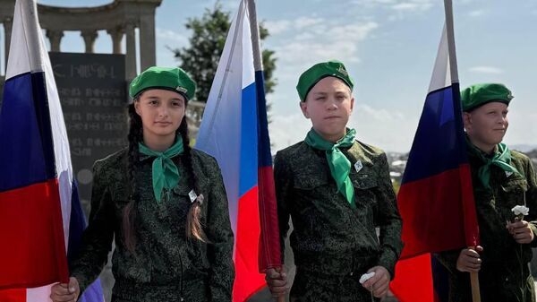 У памятника адмиралу Исакову состоялось торжественное мероприятие (22 августа 2025). Еревaн - Sputnik Армения