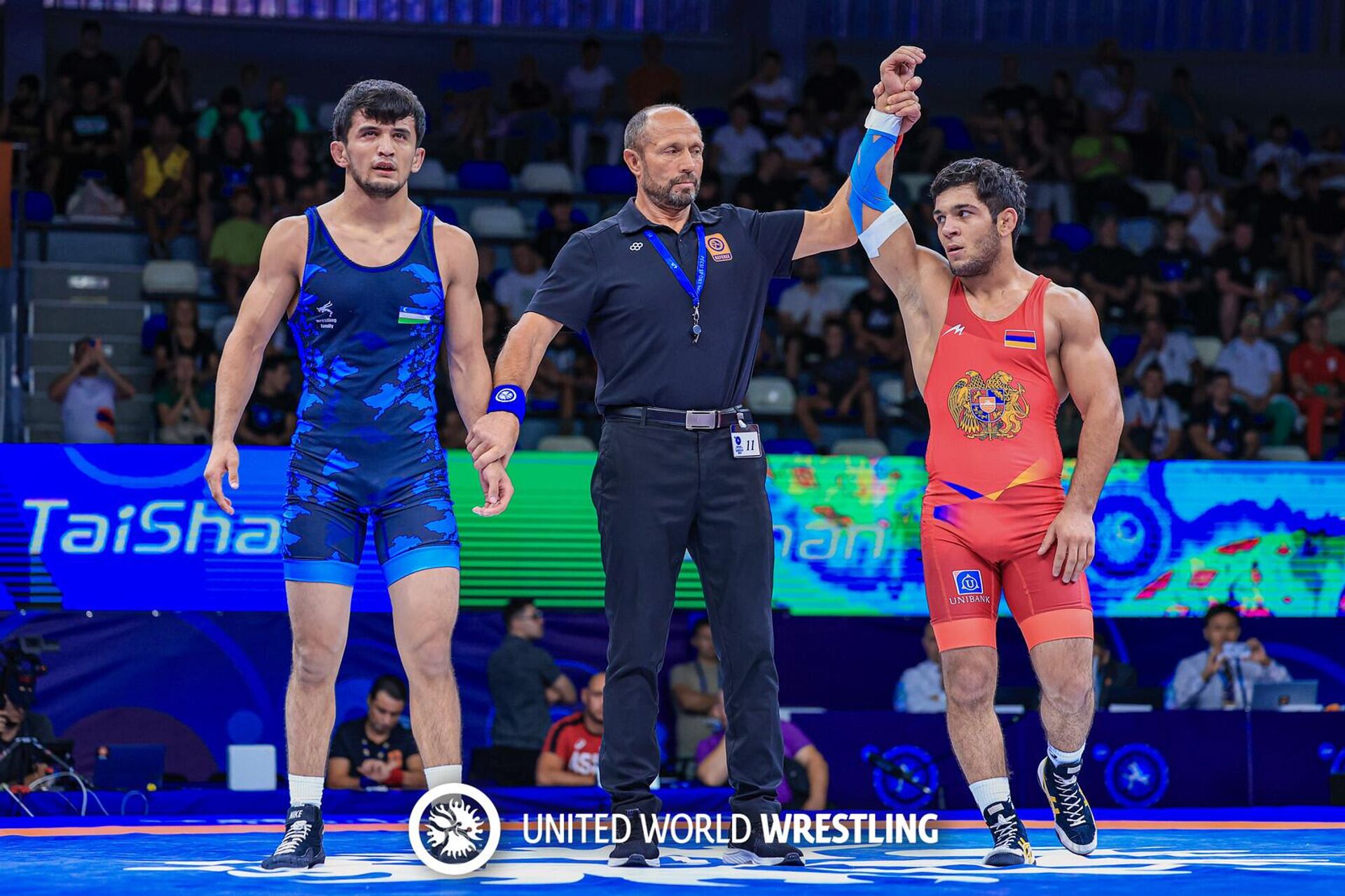 Рефери объявляет победителя финального поединка ЧМ (до 20, 72кг) по греко-римской борьбе (23 августа 2025). Самоков - Sputnik Արմենիա, 1920, 24.08.2025