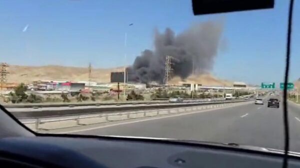 Пожар в торговом центре Сядяряк, расположенном на территории Гарадагского района города Баку - Sputnik Армения