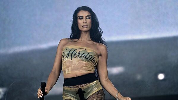 Певица Sevdaliza выступает на сцене фестиваля Sziget (6 августа 2025). Будапешт - Sputnik Армения