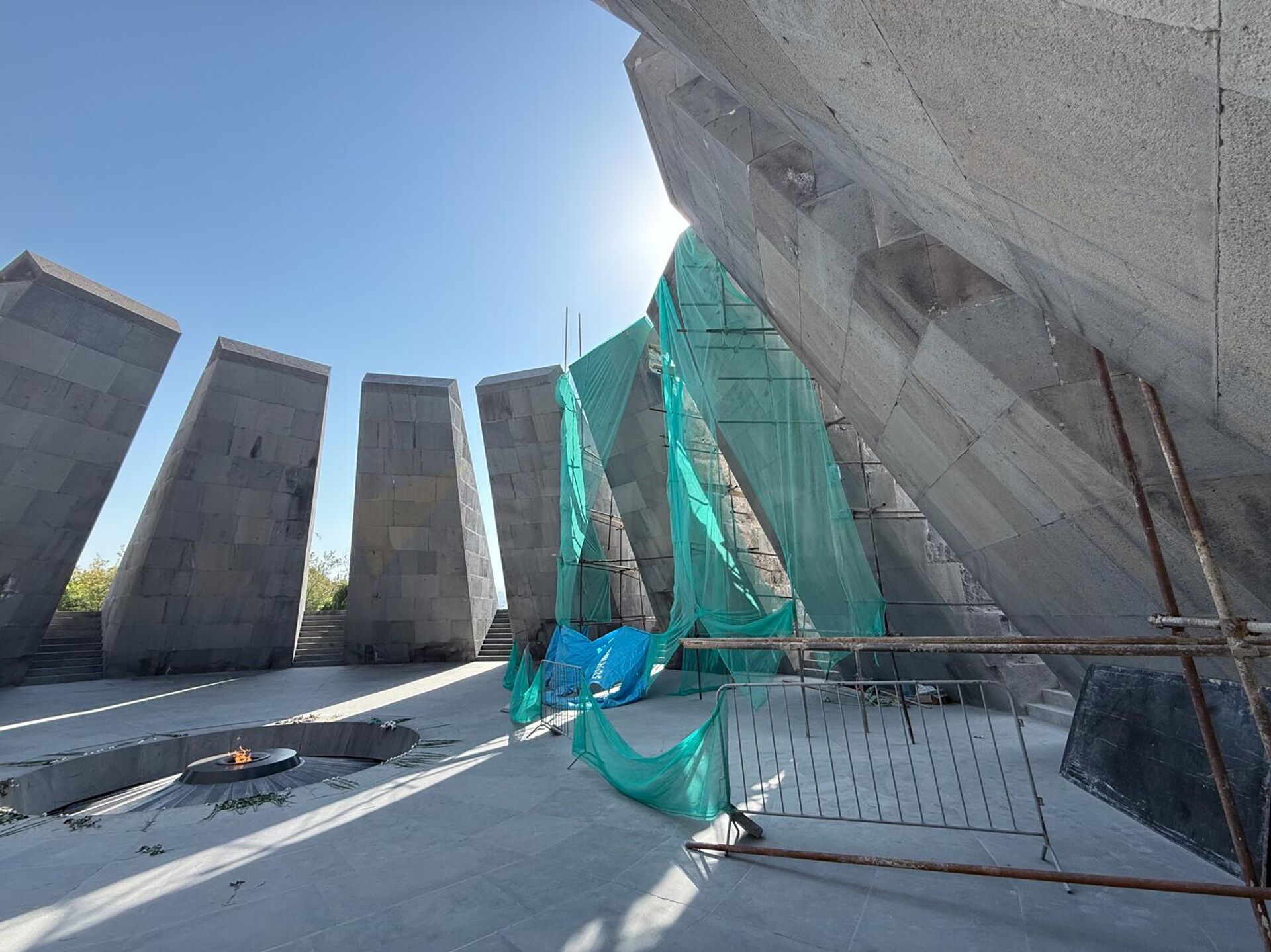 Ремонтные работы в мемориале Геноцида армян в Цицернакаберде (25 августа 2025). Еревaн - Sputnik Արմենիա, 1920, 25.08.2025