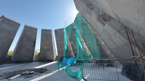 Ремонтные работы в мемориале Геноцида армян в Цицернакаберде (25 августа 2025). Еревaн - Sputnik Армения