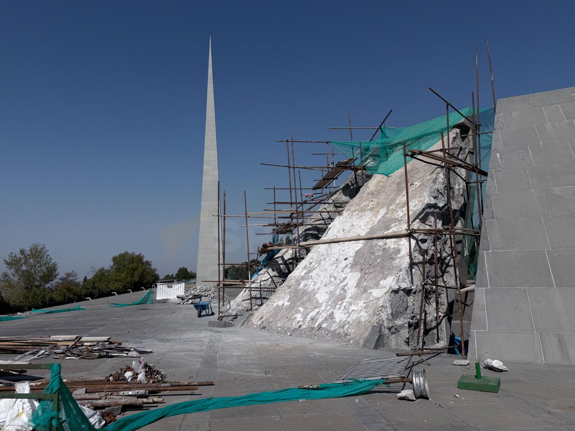 Ремонтные работы в мемориале Геноцида армян в Цицернакаберде (25 августа 2025). Еревaн - Sputnik Արմենիա, 1920, 25.08.2025