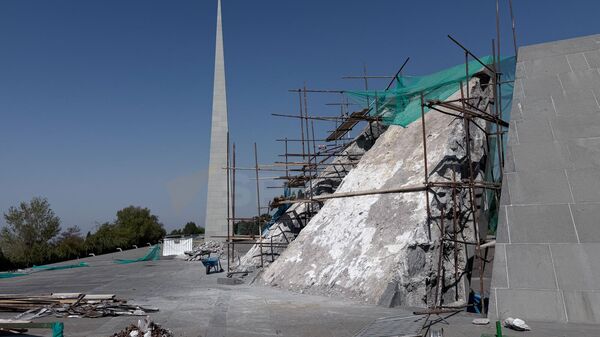 Ремонтные работы в мемориале Геноцида армян в Цицернакаберде (25 августа 2025). Еревaн - Sputnik Армения