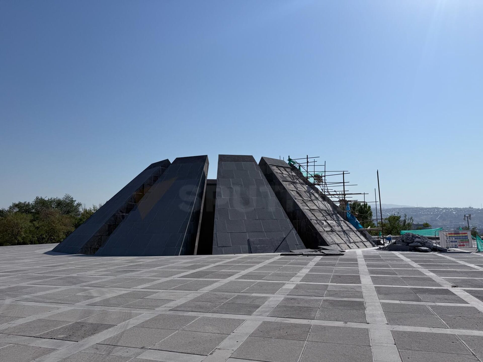 Ремонтные работы в мемориале Геноцида армян в Цицернакаберде (25 августа 2025). Еревaн - Sputnik Արմենիա, 1920, 25.08.2025