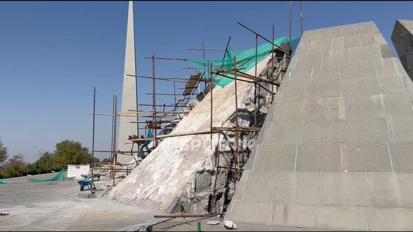 Ծիծեռնակաբերդի հավերժության տաճարի 12 բազալտե մույթերը (խոնարհված սյուները) հիմնանորոգվում են - Sputnik Արմենիա