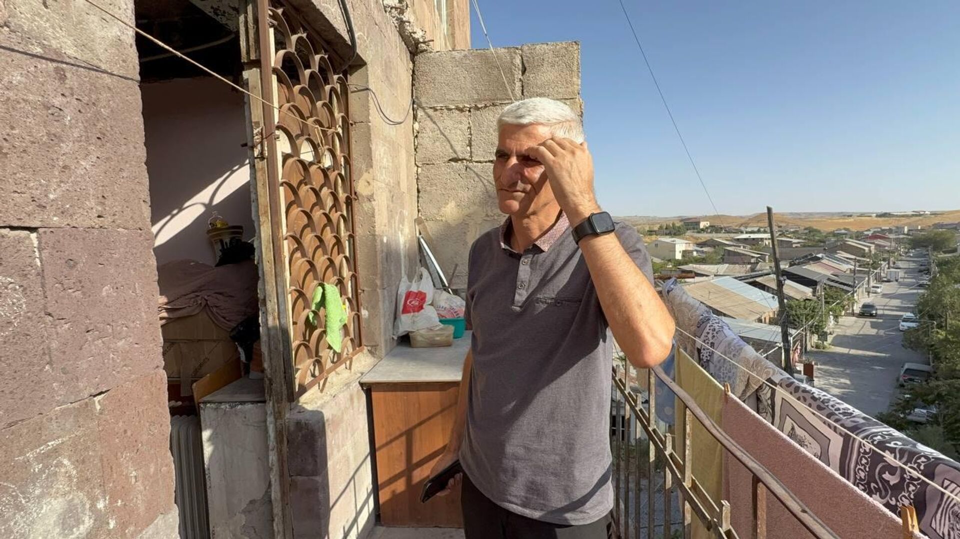 Житель аварийного здания 4-го уровня в Вардашене Карен Геворгян - Sputnik Արմենիա, 1920, 26.08.2025