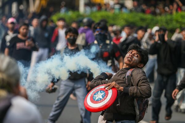 Ցուցարարներն արցունքաբեր գազ են նետում - Sputnik Արմենիա