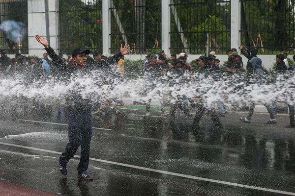 Իրավապահները ջրցան մեքենա են կիրառել ցուցարարներին ցրելու համար - Sputnik Արմենիա