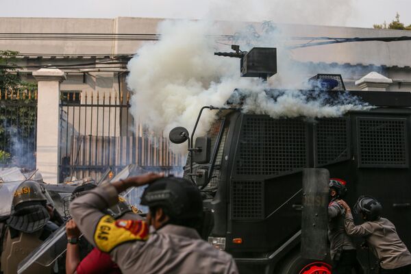 Ոստիկանության աշխատակիցները պատսպարվում են ցուցարարների նետած արցունքաբեր գազից - Sputnik Արմենիա