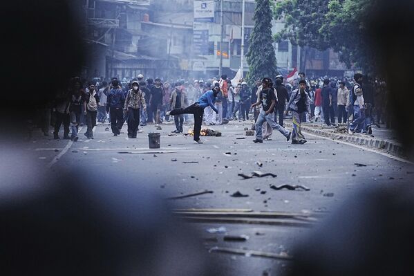 Ցուցարարները քարեր են նետում ոստիկանների ուղղությամբ - Sputnik Արմենիա