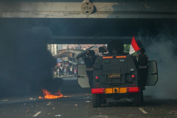 Ցուցարարներին ցրելու համար օգտագործված զրահատեխնիկան - Sputnik Արմենիա