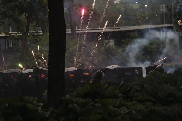 Բախումներ ցուցարարների և ոստիկանների միջև - Sputnik Արմենիա