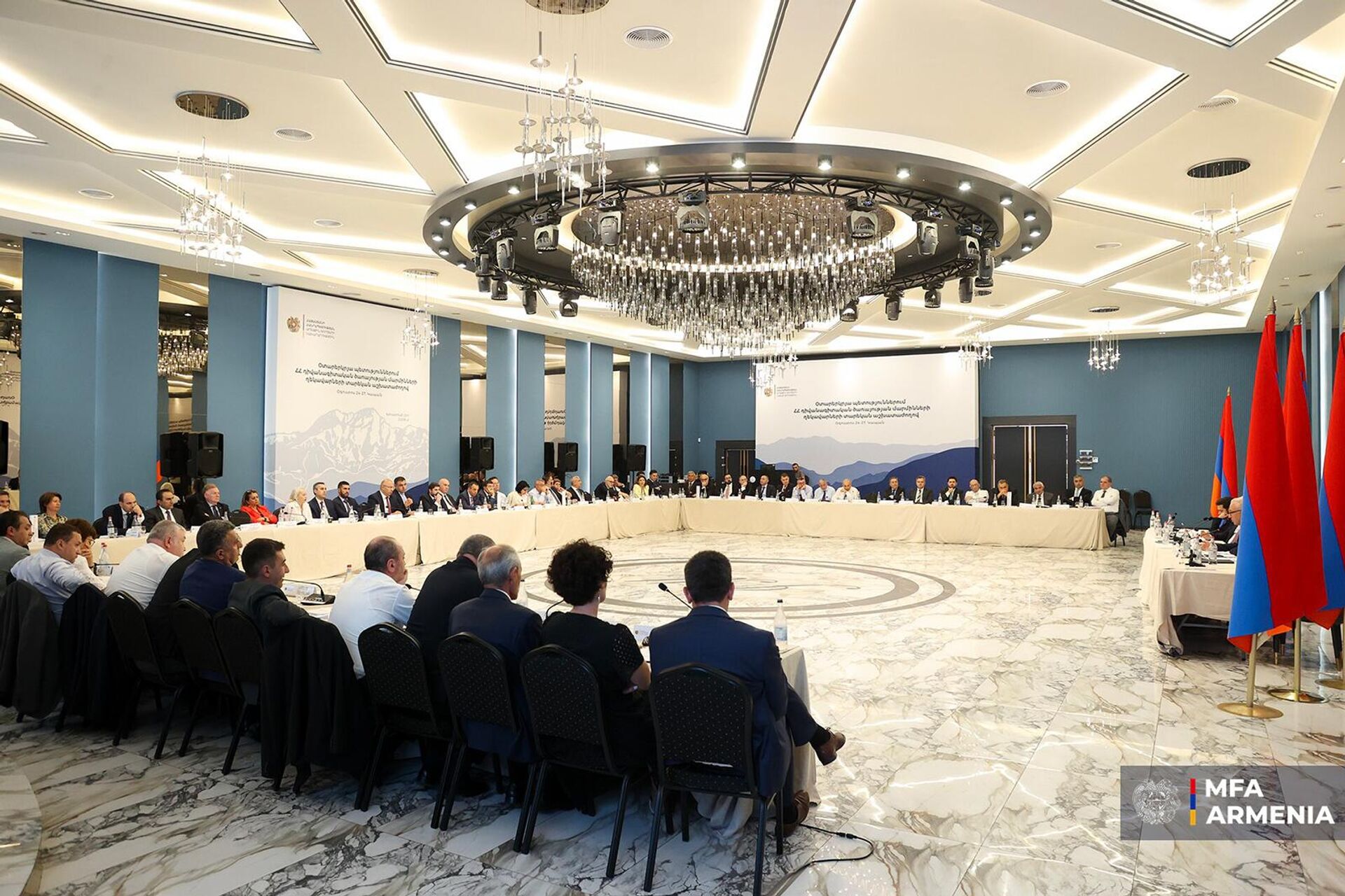 Дискуссия с заместителем министра иностранных дел РА Мнацаканом Сафаряном в рамках конференции представителей посольств Армении за рубежом (26 августа 2025). Капан - Sputnik Армения, 1920, 26.08.2025