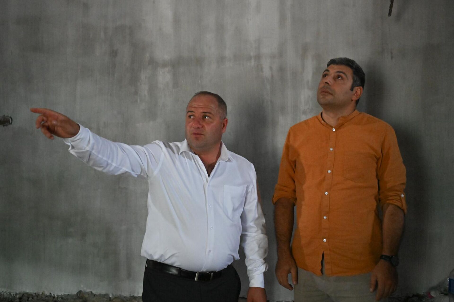 Армен Ованнисян и Арутюн Ванян следят за ходом реставрации церкви в районе Барабатум Капана - Sputnik Армения, 1920, 30.08.2025