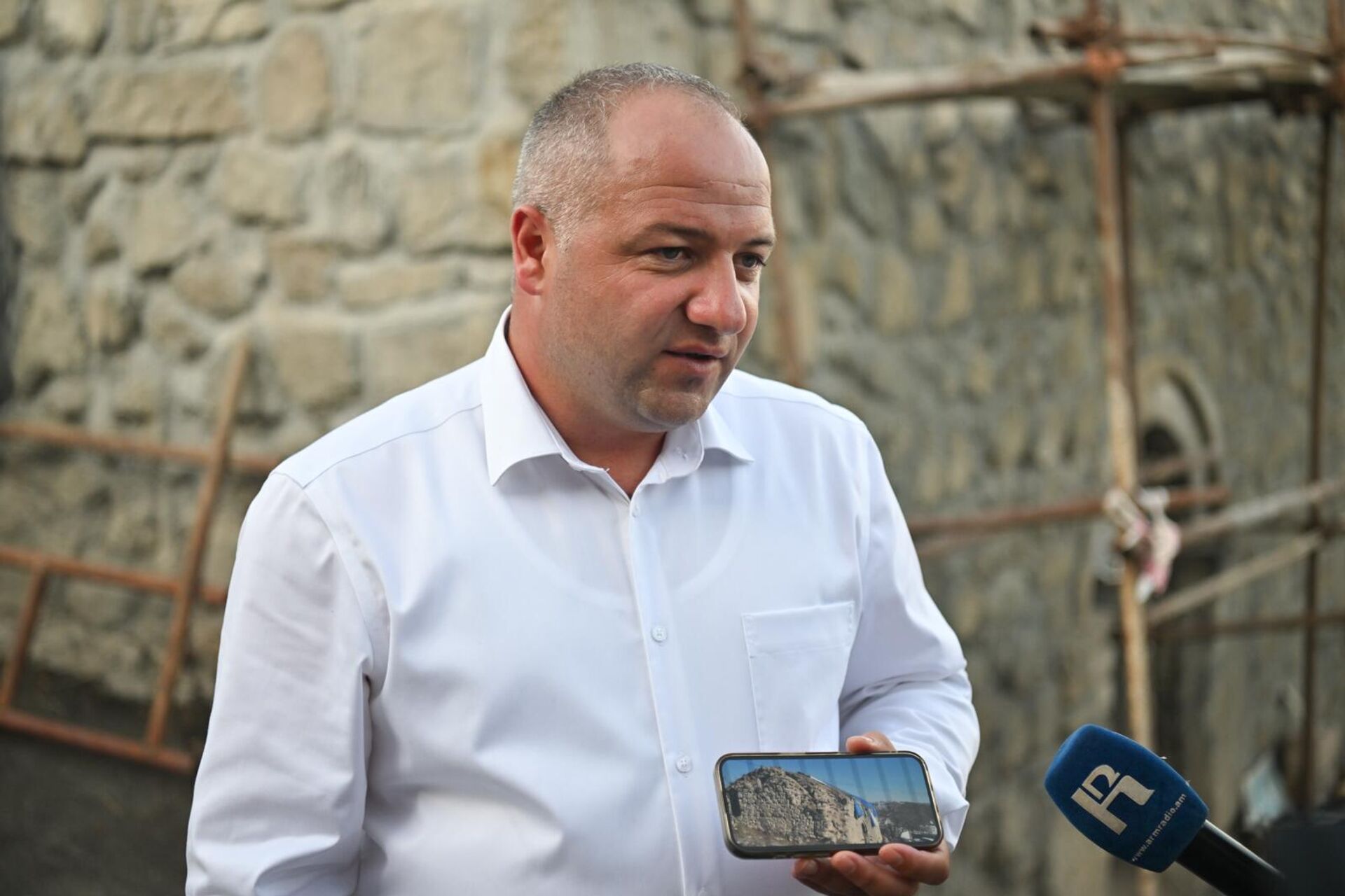 Директор ГНКО Служба по охране исторической среды и историко-культурных музеев-заповедников МОНКС РА Армен Ованнисян показывает фотографии церкви до реставрации Директор ГНКО Служба по охране исторической среды и историко-культурных музеев-заповедников МОНКС РА Армен Ованнисян показывает фотографии церкви до реставрации - Sputnik Արմենիա, 1920, 27.08.2025