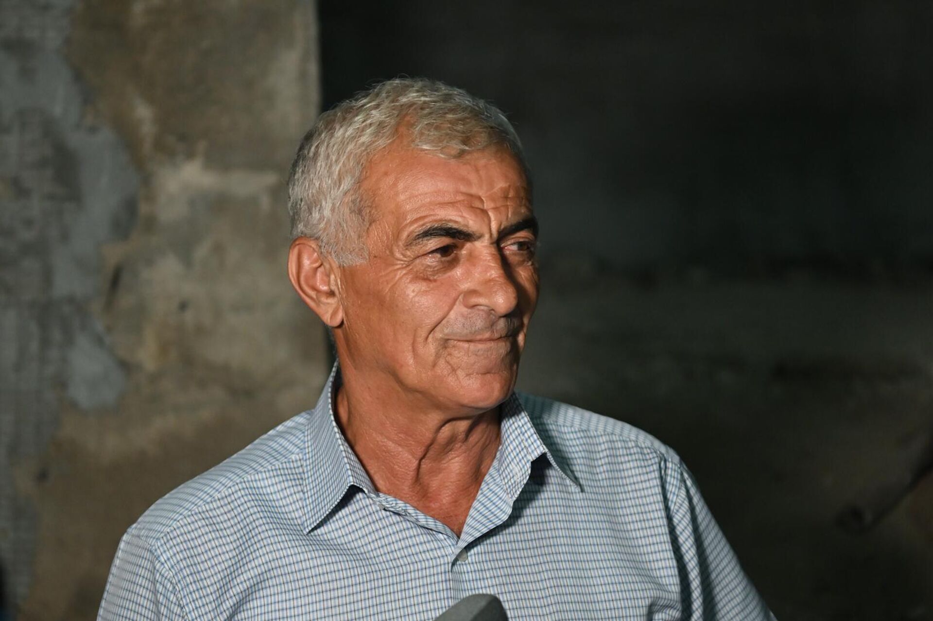 Строитель Размик Аветисян отвечает на вопросы журналистов - Sputnik Армения, 1920, 30.08.2025