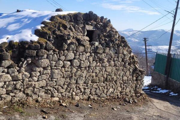 Церковь в районе Барабатум Капана до реставрации - Sputnik Армения