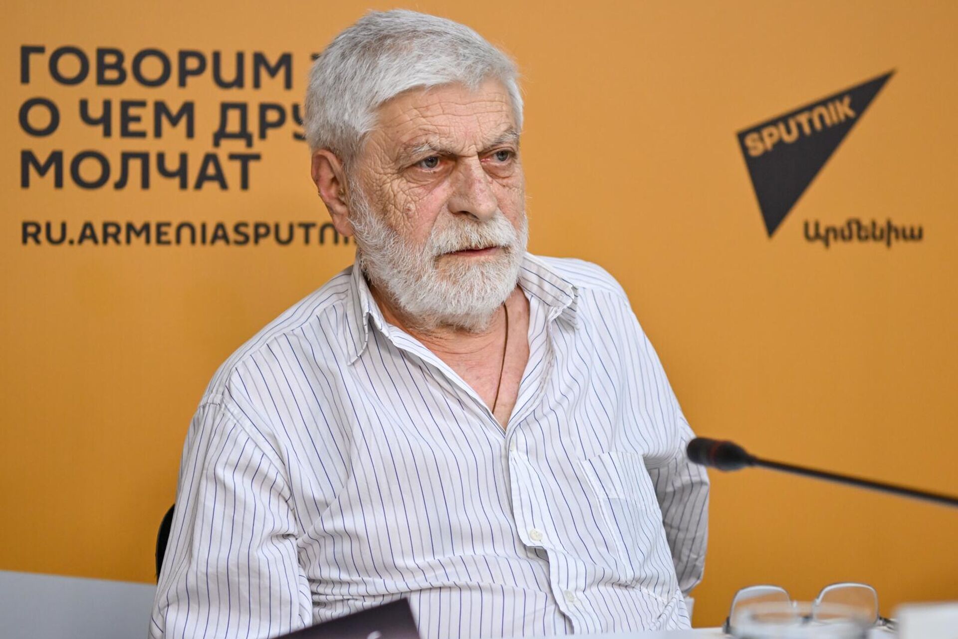 Учредитель МКФ документальных фильмов Абрикосовое дерево Гарегин Закоян на пресс-конференции, посвященной XI Фестивалю (27 августа 2025). Еревaн - Sputnik Արմենիա, 1920, 27.08.2025