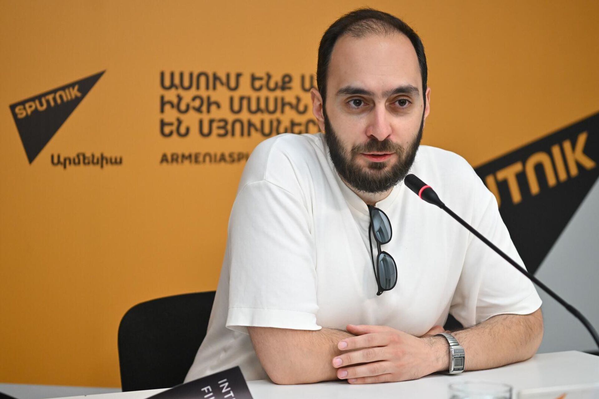 Директор МКФ документальных фильмов Абрикосовое дерево Артур Вардикян на пресс-конференции, посвященной XI Фестивалю (27 августа 2025). Еревaн - Sputnik Արմենիա, 1920, 27.08.2025