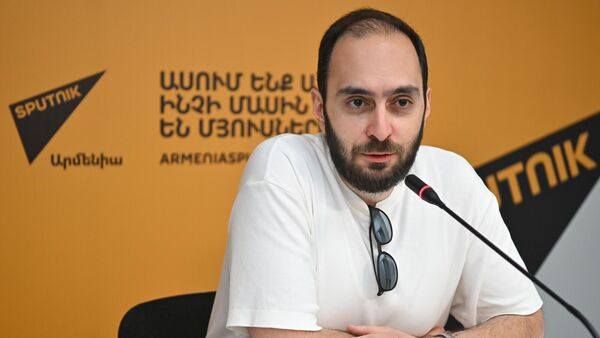 Директор МКФ документальных фильмов Абрикосовое дерево Артур Вардикян на пресс-конференции, посвященной XI Фестивалю (27 августа 2025). Еревaн - Sputnik Армения