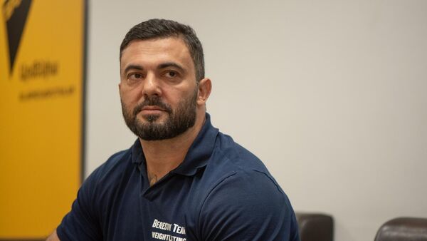 Олимпийский чемпион, член исполкома федерации тяжелой атлетики РФ Дмитрий Берестов в гостях радио Sputnik - Sputnik Армения