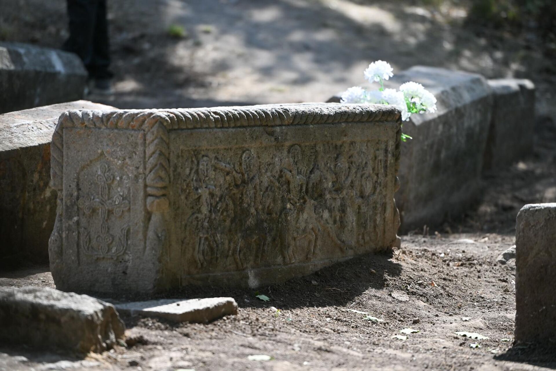 Надгробный камень на кладбище Старого Хндзореска Надгробный камень на кладбище Старого Хндзореска - Sputnik Արմենիա, 1920, 29.08.2025