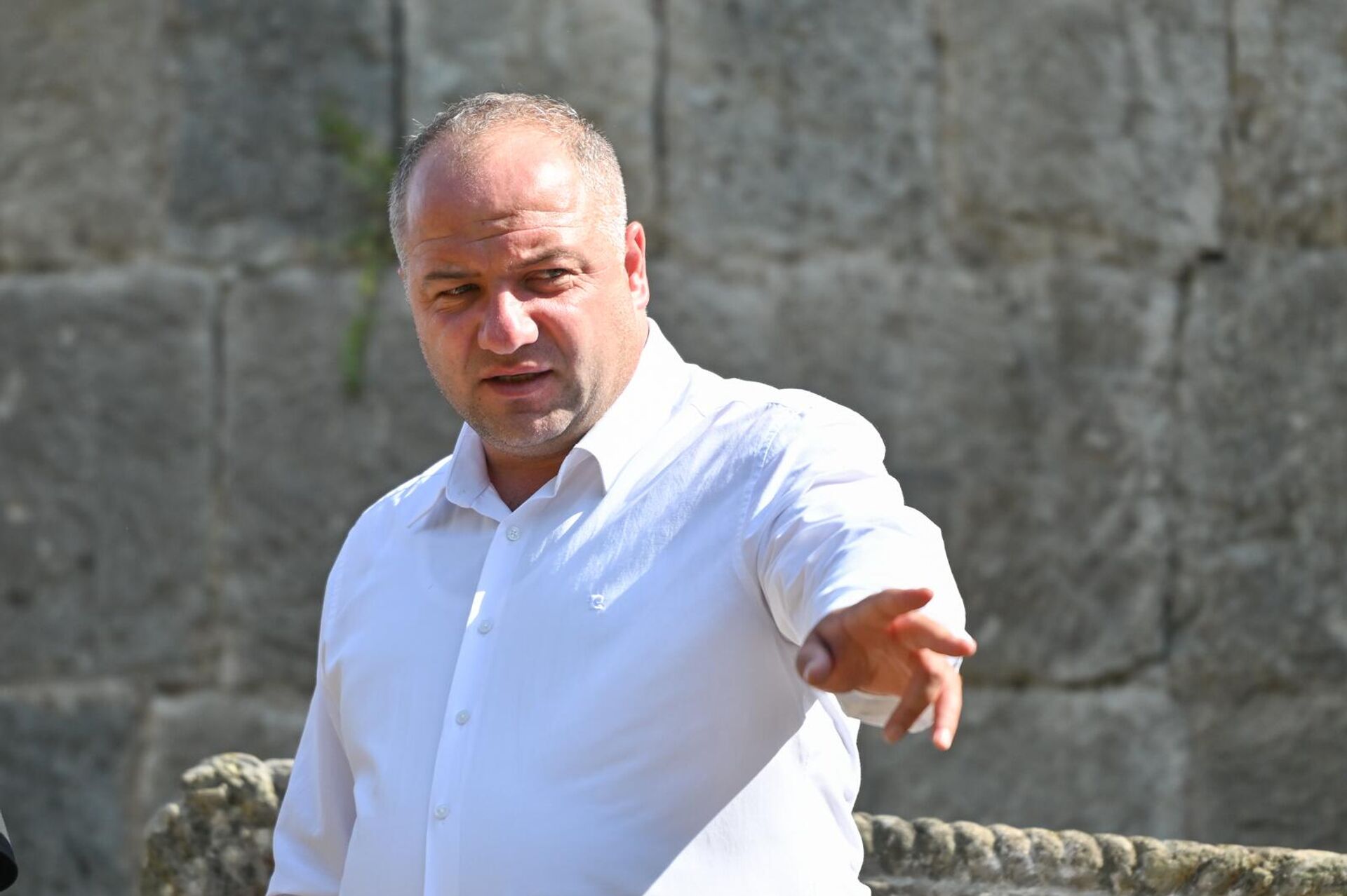 Директор ГНКО Служба по охране исторической среды и историко-культурных музеев-заповедников МОНКС РА Армен Ованнисян в Старом Хндзореске Директор ГНКО Служба по охране исторической среды и историко-культурных музеев-заповедников МОНКС РА Армен Ованнисян в Старом Хндзореске - Sputnik Արմենիա, 1920, 29.08.2025