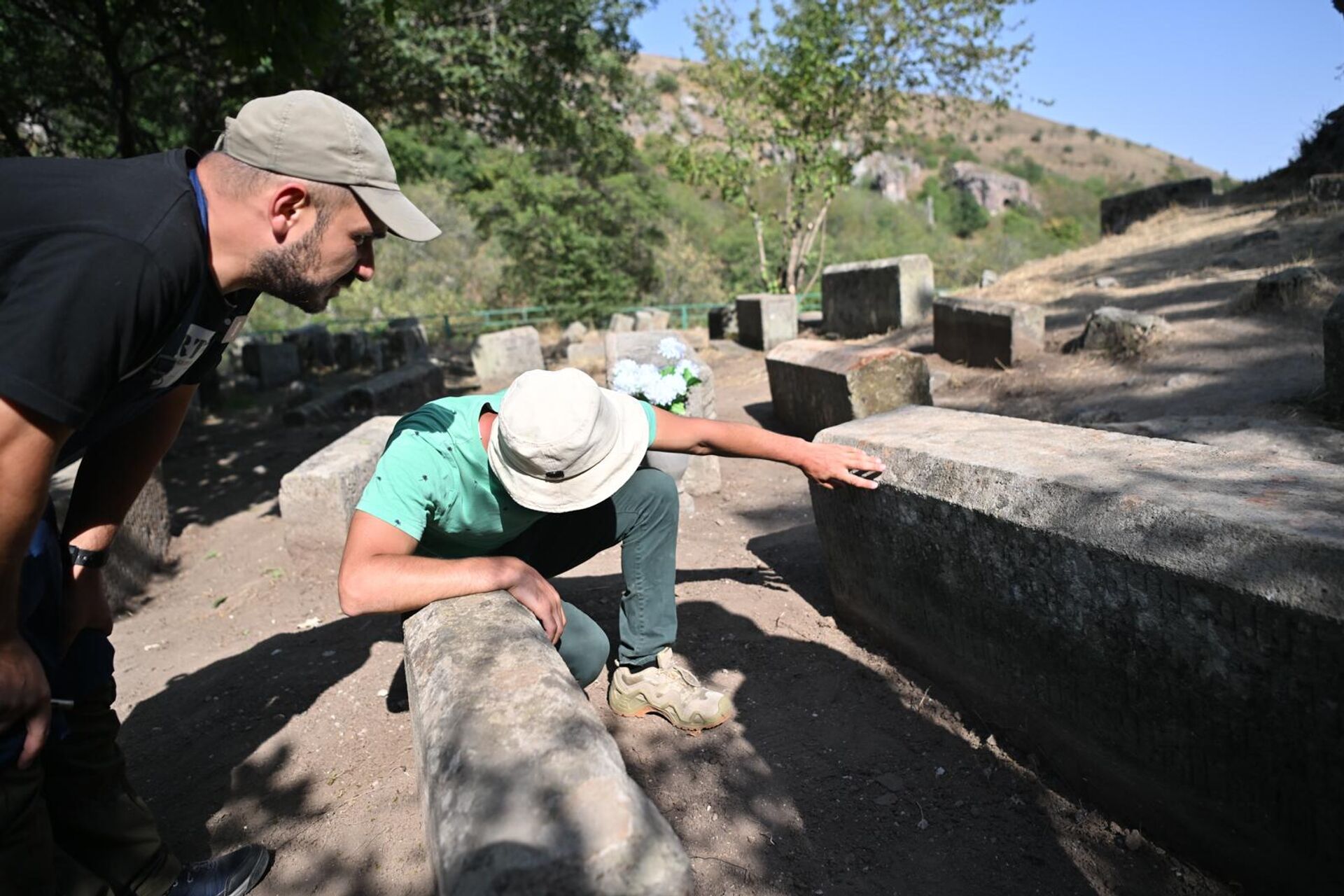 Аргам Ераносян и Тигран Закян осматривают надгробный камень Аргам Ераносян и Тигран Закян осматривают надгробный камень - Sputnik Արմենիա, 1920, 29.08.2025