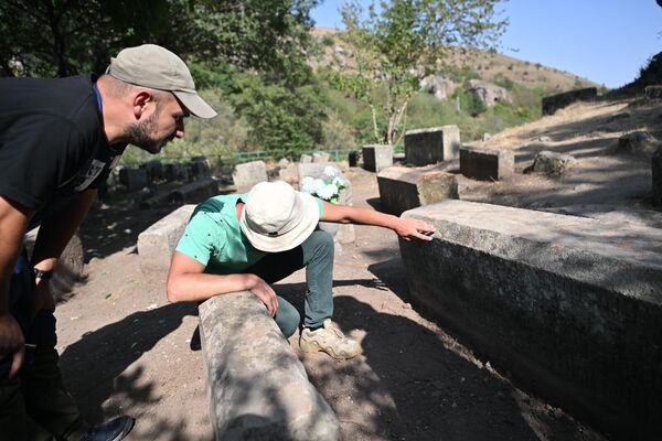 Аргам Ераносян и Тигран Закян осматривают надгробный камень - Sputnik Армения