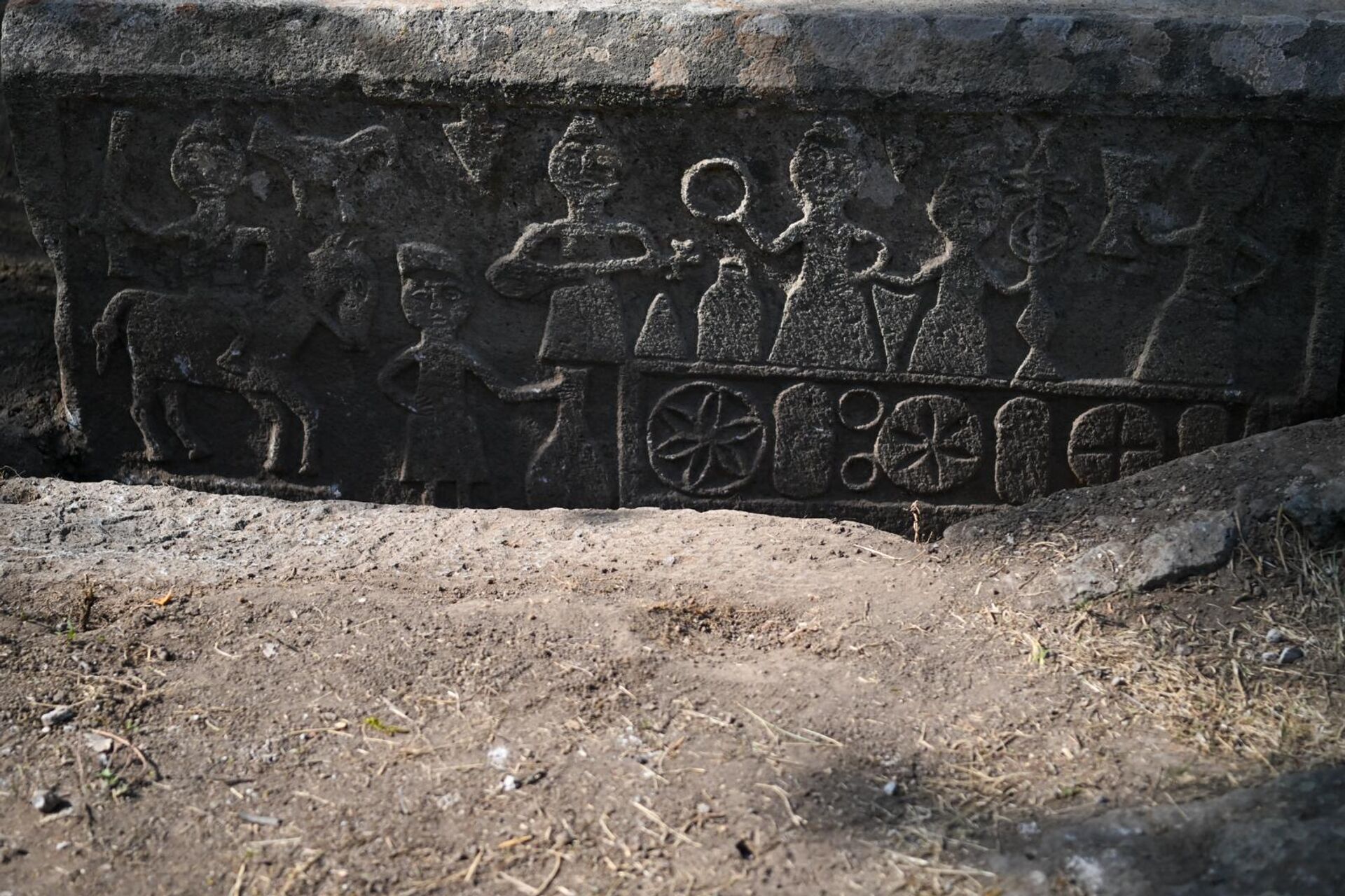 Надгробный камень на кладбище Старого Хндзореска Надгробный камень на кладбище Старого Хндзореска - Sputnik Արմենիա, 1920, 29.08.2025